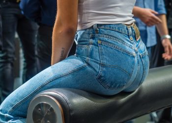 Mid glute training in the gym to get more aesthetic buttocks