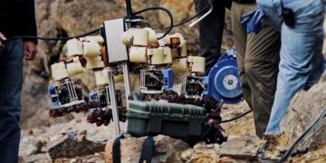 LEMUR: A robot whose technology could be used to scale other planets